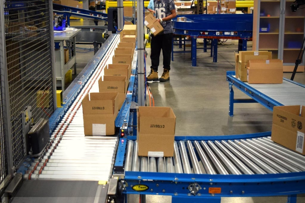 Goods to person automation conveyor