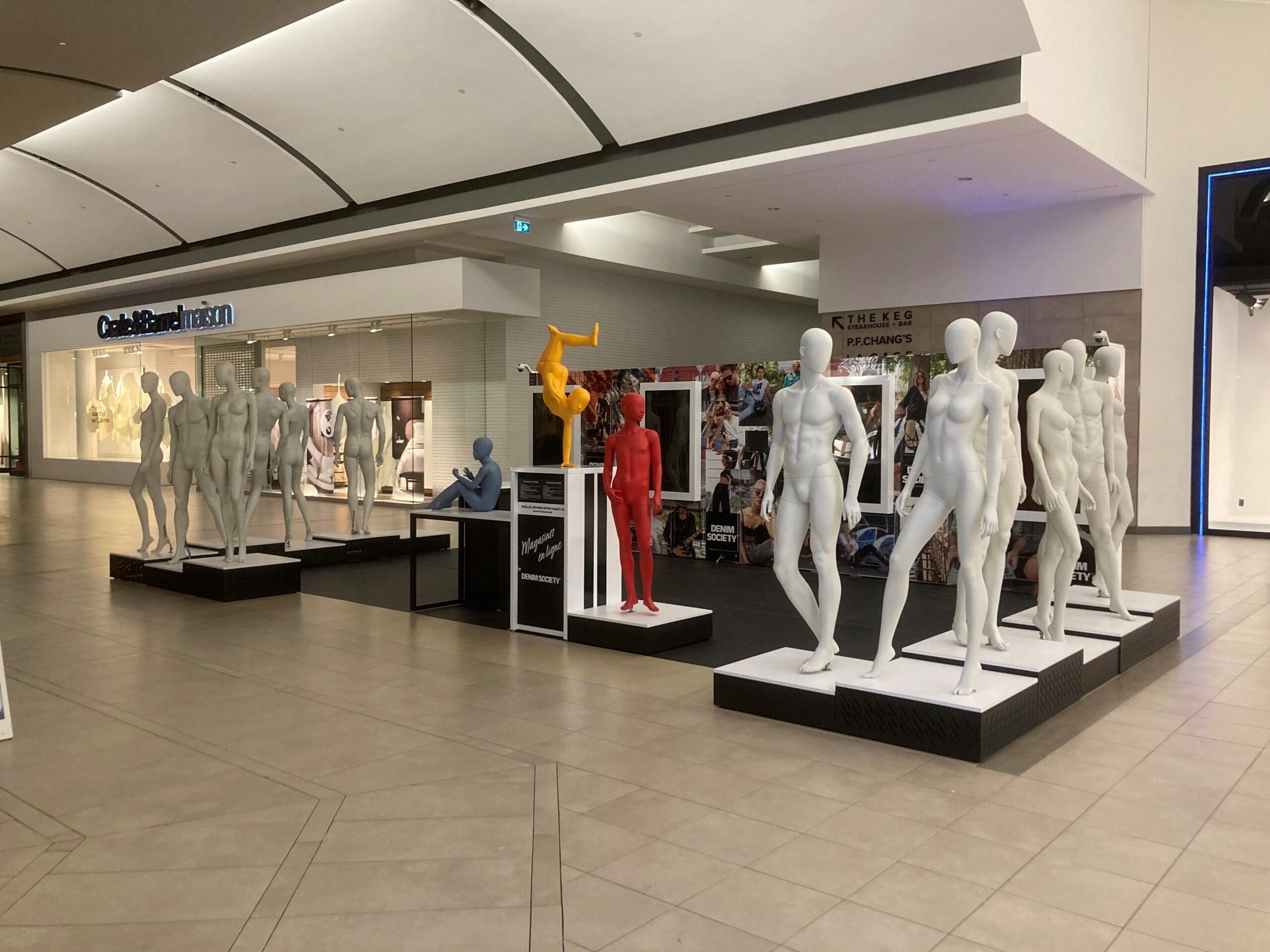 L’équipe des services haute de gamme installe des kiosques de ramassage de colis en libre-service pour un détaillant omnicanal